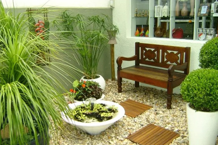 Nếu không có không gian tách biệt để làm vườn, hãy trải sỏi đá để tạo cảm giác một sân vườn đích thực.