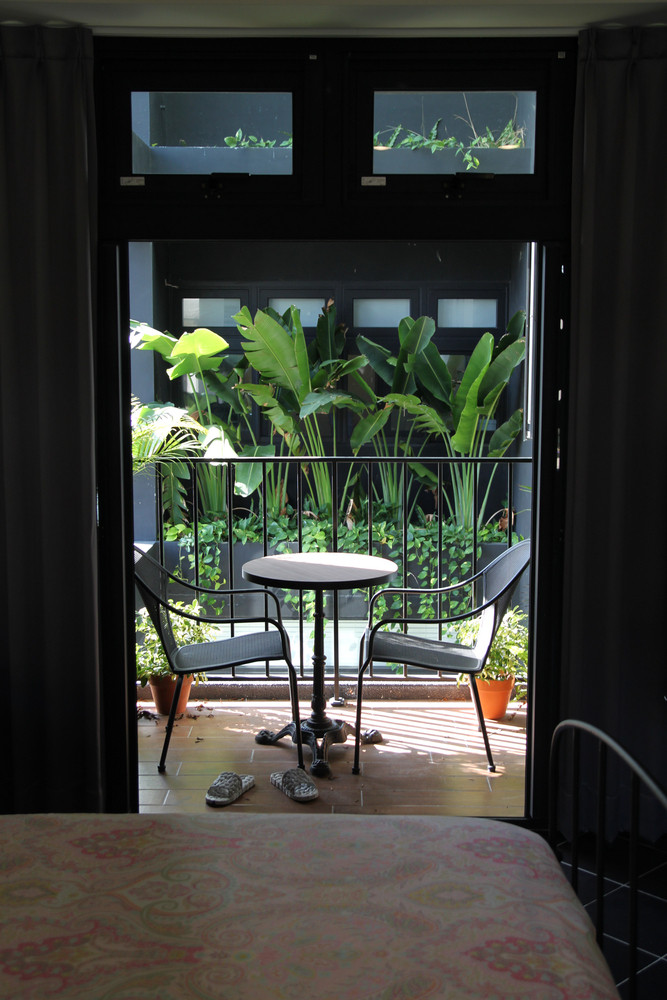 Ban công biến thành góc thư giãn đẹp mê mẩn với điểm nhấn màu xanh cây cỏ.