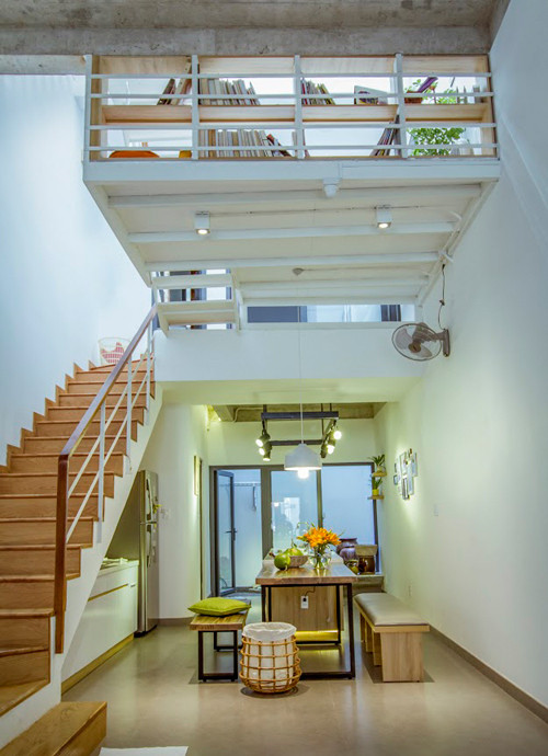 Cầu thang bố trí sát tường nhằm giúp lối đi thông thoáng. Gầm cầu thang được tận dụng để thiết kế bếp.