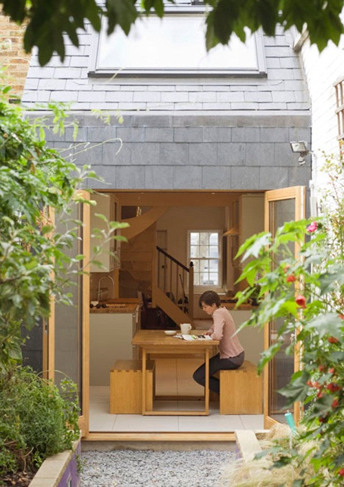 Giải pháp lấy ánh sáng cho ngôi nhà mái dốc dài và hẹp là thiết kế những ô cửa kính trên mái.