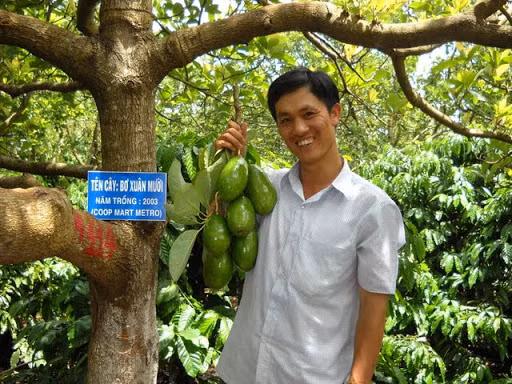 Nhiều người biết đến anh với tên gọi tỷ phú Mười Bơ. Ảnh: Agriviet.