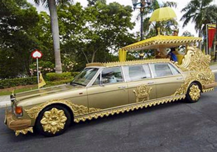 Sở hữu khối tài sản khổng lồ, vua Sultan Hassanal Bolkiah thỏa sức chi tiêu cho những thú vui xa xỉ. Ảnh: Pinterest.