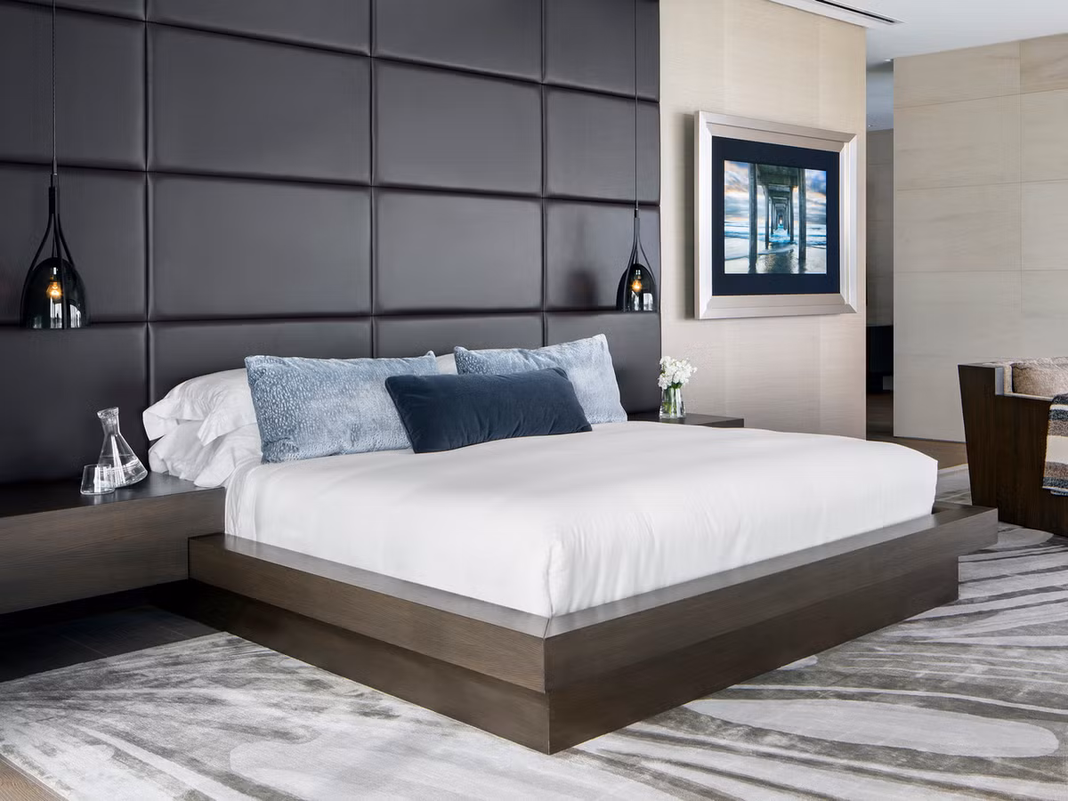 Phòng ngủ sang trọng với gam màu trầm chủ đạo.