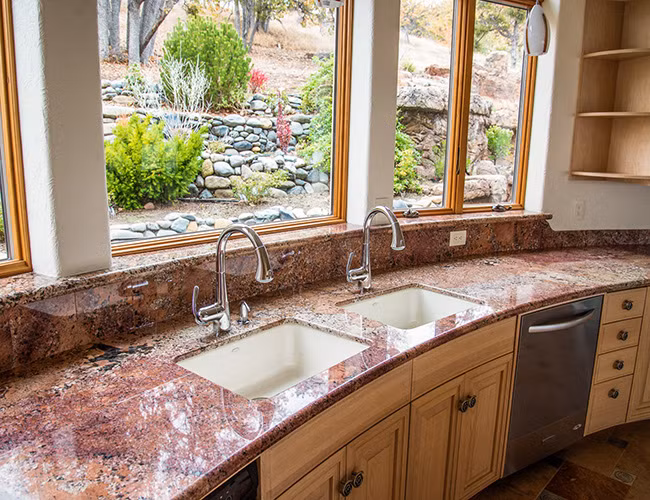 Trong phòng ăn, các bức tường và trần nhà được lấp đầy với các loài cây được bảo tồn nhìn như vẫn đang phát triển