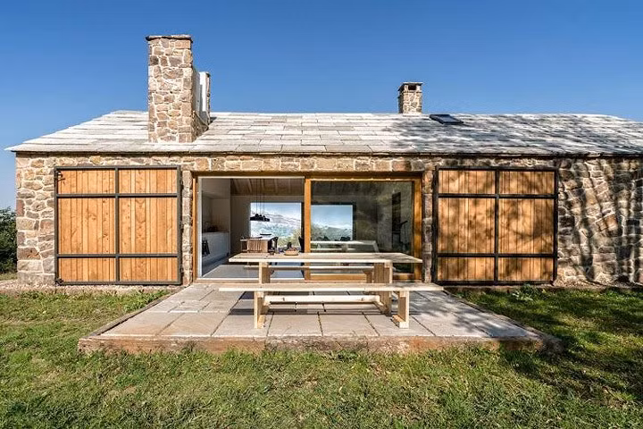 Ngôi nhà có 4 cửa rộng rãi nhìn ra hai phía đối diện phòng khách. Ngồi tại đây cũng có thể phóng tầm mắt ra những ngọn núi phía xa hay hệ thực vật phong phú.