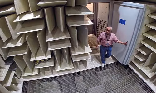 Căn phòng có tạp âm -20.35 dBA, 20 decibel dưới ngưỡng nghe của con người. Tại đây, người ta có thể nghe tiếng thở của chính mình (10dB). Ảnh: Digital Trends.