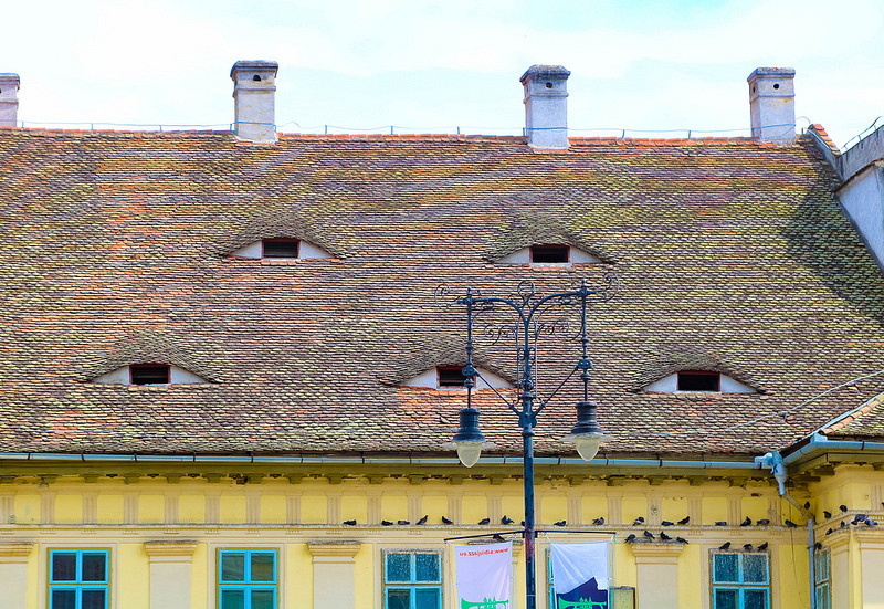 Phần lớn các ngôi nhà ở phía nam và phía đông thành phố Sibiu có thiết kế cửa sổ hình con mắt trên mái.
