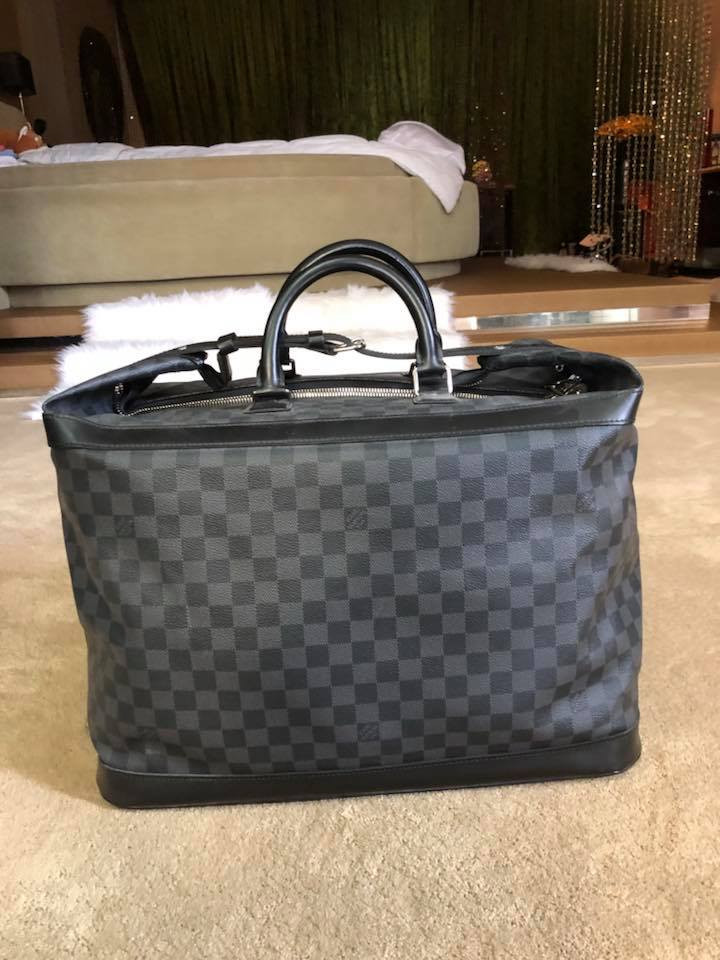 Theo chia sẻ, nam ca sĩ Đàm Vĩnh Hưng bán túi xách vì nhiều lý do, trong đó anh muốn trích ra một phần để làm các công tác thiện nguyện.