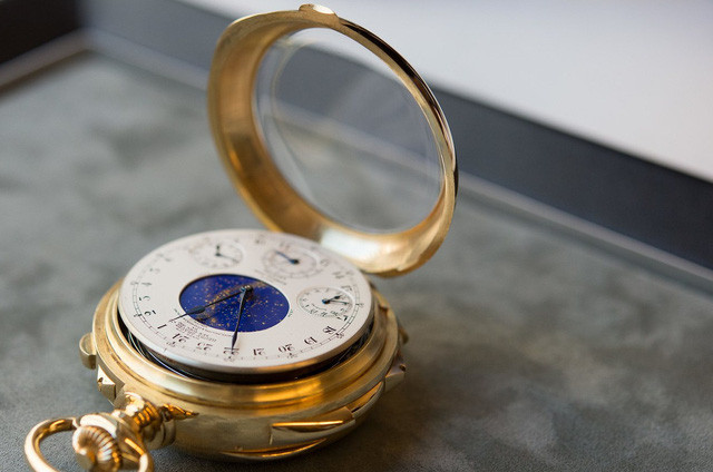 Đồng hồ được làm hoàn toàn bằng vàng 18k, có trọng lượng hơn 0,5kg, chế tác từ 900 bộ phận riêng biệt và có tới 24 chức năng, bao gồm: lịch vạn niên, lịch tuần trăng, la bàn…