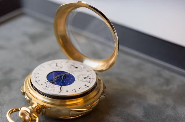 Đồng hồ được làm hoàn toàn bằng vàng 18k, có trọng lượng hơn 0,5kg, chế tác từ 900 bộ phận riêng biệt và có tới 24 chức năng, bao gồm: lịch vạn niên, lịch tuần trăng, la bàn…