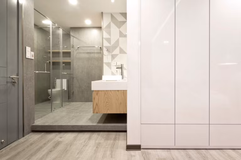 Lớp kinh cường lực ngăn phòng ngủ với phòng tắm.