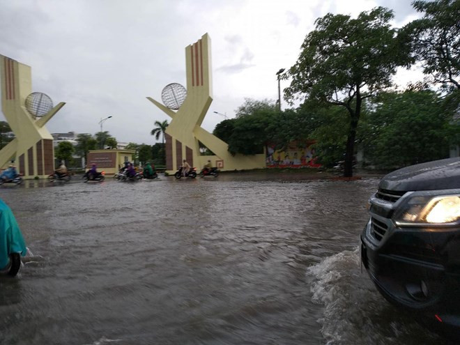 Theo Trung tâm dự báo khí tượng thủy văn trung ương, đợt mưa này sẽ tiếp tục gây mưa vừa đến mưa to cho các quận thuộc trung tâm thành phố trong chiều tối và đêm nay (26/09) và có khả năng gây ngập úng cho các tuyến phố nội thành Hà Nội từ 0,2 m đến 0,5 m. (Ảnh: PV/Vietnam+)