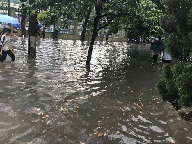 Khu vực Sư phạm Hà Nội và Đại học Quốc gia là nơi thường xuyên xảy ra tình trạng úng ngập mỗi khi mưa lớn. (Ảnh: PV/Vietnam+)