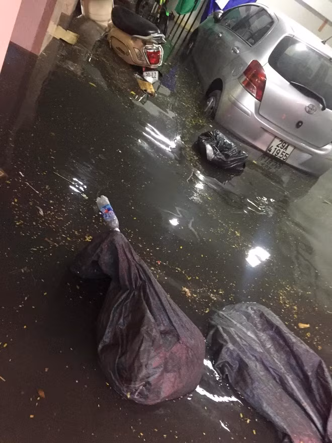 Các tuyến phố dự báo sẽ bị ngập như: Phan Bội Châu; Lý Thường Kiệt; Ngã năm Đường Thành; Cao Bá Quát; Đội Cấn; Thụy Khuê; Minh Khai (đoạn chân cầu Vĩnh Tuy); Bến xe phía Nam (Giải Phóng); Nguyễn Chính (Tân Mai); Thanh Đàm; Nguyễn Khuyến; Trường Chinh; Phố Hoa Bằng; Phạm Văn Đồng; Ngọc Lâm; Hoàng Như Tiếp; Hoàng Mai; Định Công; Trần Bình; Lê Duẩn (cửa ga Hà Nội); Vân Hồ; Nguyễn Khang; Hoàng Cầu; Nguyễn Xiển; Cầu Dậu; Thái Hà; Phạm Ngọc Thạch; Lương Đình Của;... (Ảnh: PV/Vietnam+)