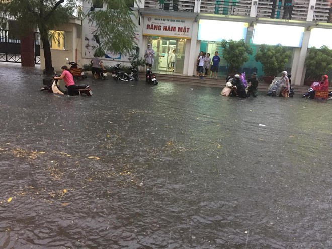Ghi nhận tại khu vực trường Đại học Sư phạm, mực nước dân cao hơn nửa mét khiến nhiều phương tiện chết máy khi di chuyển qua đây. (Ảnh: PV/Vietnam+)