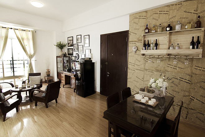 Để căn hộ mang phong cách cổ điển, không gian phòng khách trưng bày các món đồ có giá trị.