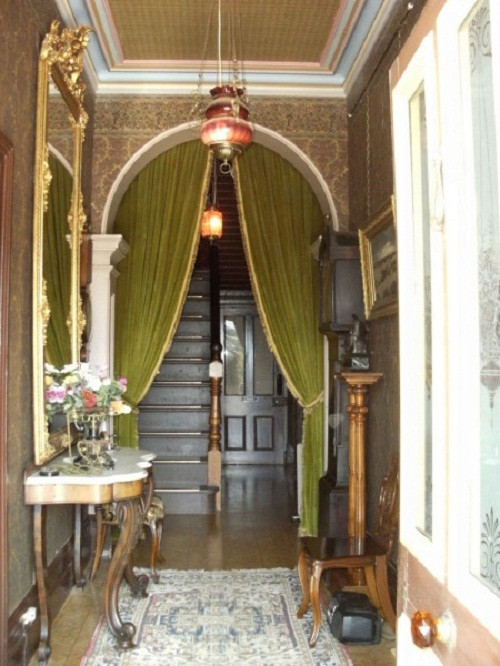 Toàn bộ nội thất bên trong căn biệt thự cổ vẫn được giữ nguyên.