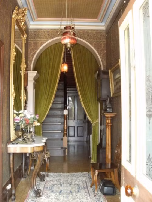 Toàn bộ nội thất bên trong căn biệt thự cổ vẫn được giữ nguyên.