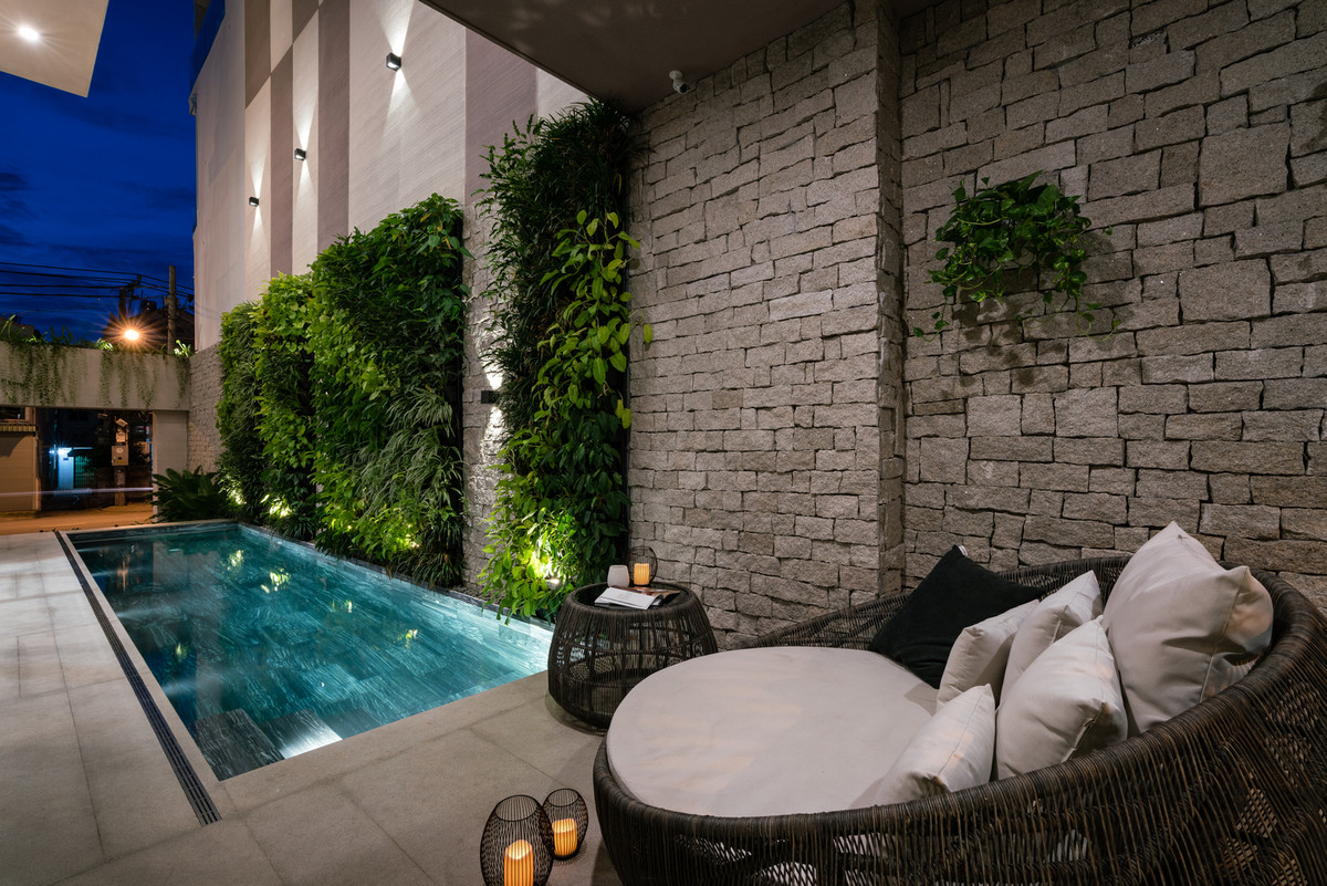 Hồ bơi với không gian xanh hút mắt.