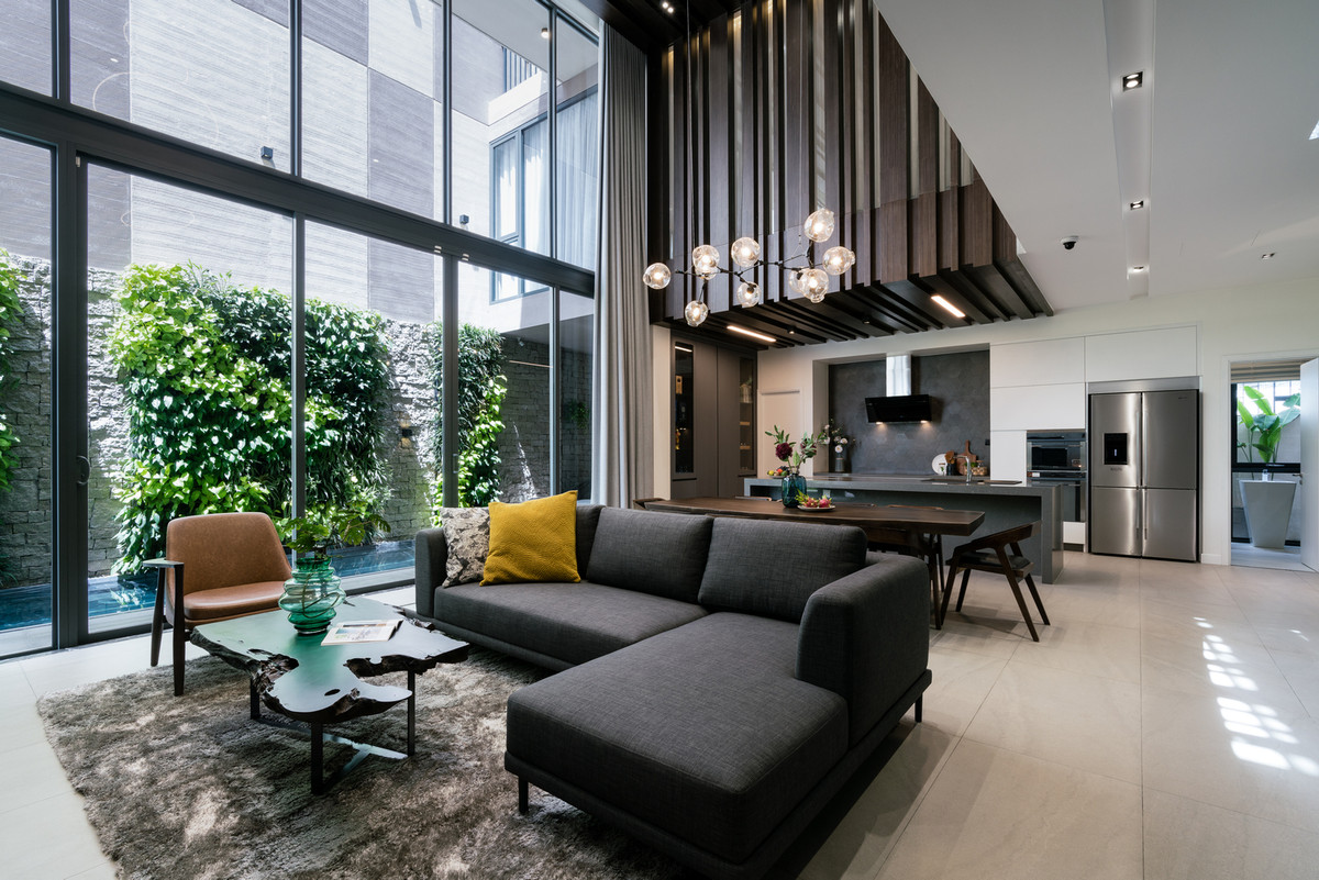 Tầng 1 là không gian thông tầng, bao gồm phòng khách, bếp và phòng ăn.