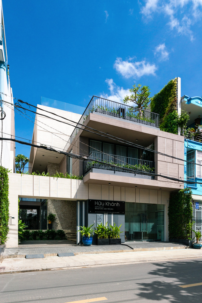 Khác với ngôi nhà 3 tầng thông thường, công trình thiết kế các khối tầng đẩy ra – thụt vào, chừa không gian cho cây xanh.