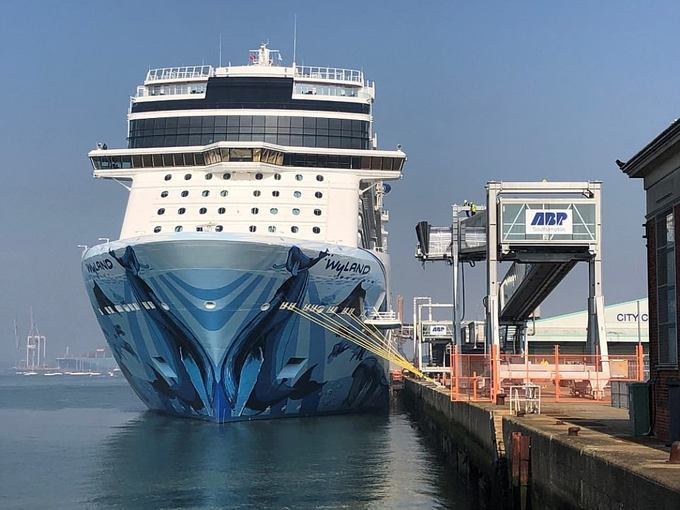 Du thuyền hạng sang này như một sự kết hợp giữa khách sạn xa xỉ và khu vui chơi trên mặt nước.