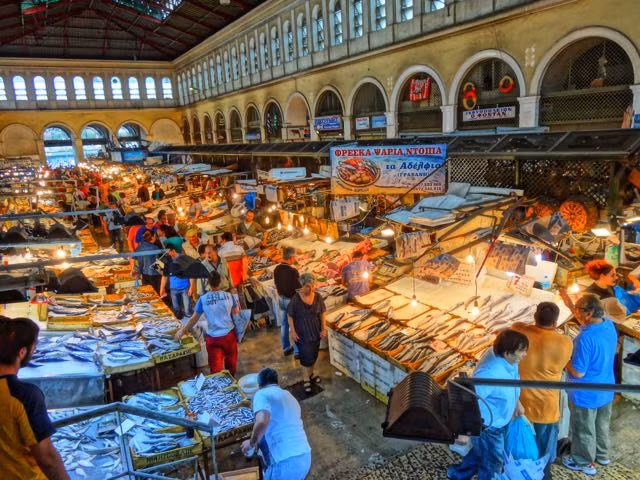 Chợ Varvakios Agora là khu chợ công tốt hàng đầu Athens (Hy Lạp). Chợ bày bán các loại hải sản tươi ngon nhất được đánh bắt ngay tại biển Aegean. Ảnh: Athens Survival Guide.