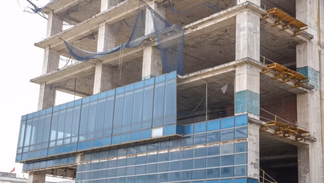 Dự án Habico Tower từng gây sốc khi chào bán mức giá từ 4.000 USD/m2, tương đương 21 - 85 tỷ đồng/căn hộ. Tuy nhiên, từ năm 2011 đến nay dự án vẫn chỉ là một khối bê tông 9 tầng bỏ hoang. Ảnh: Tổ quốc.