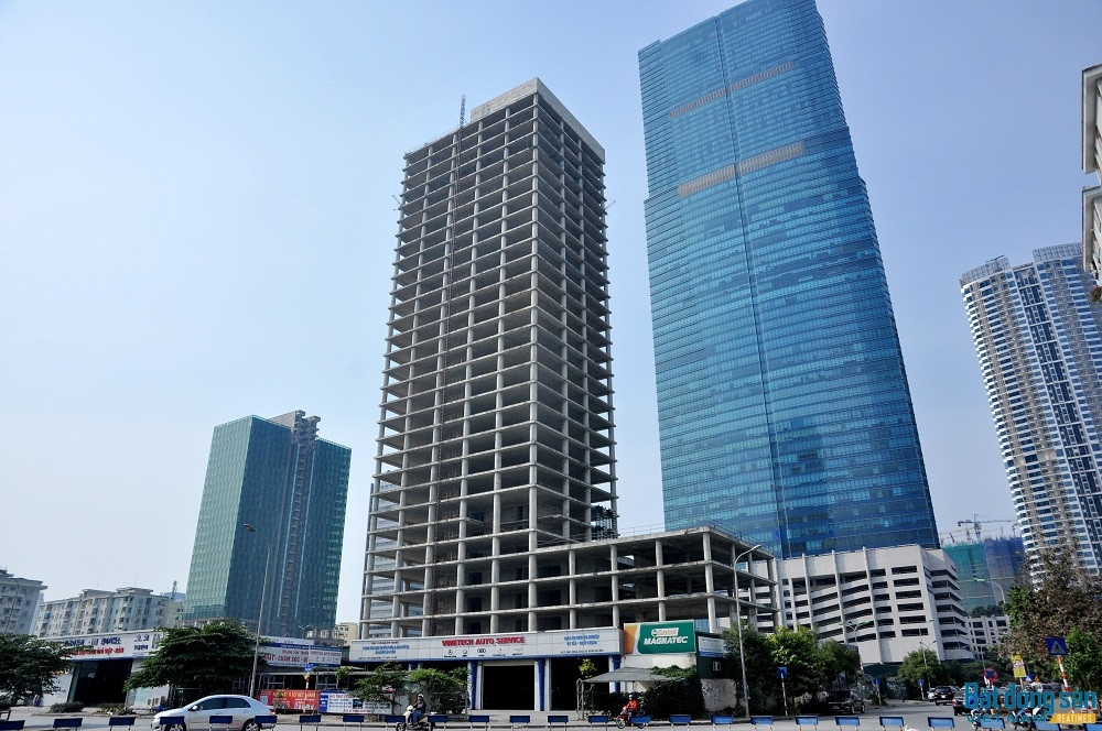 Dự án được xây dựng theo quy mô hạng A trên diện tích 8.476m2, bao gồm tòa nhà cao 31 tầng nổi và 4 tầng hầm. Tổng mức đầu tư ban đầu là 1.952 tỷ đồng, sau tăng lên 2.743 tỷ đồng. Ảnh: Reatimes.