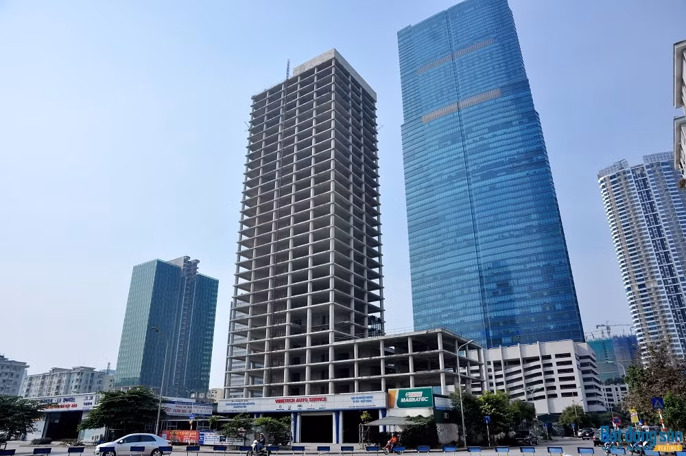 Dự án được xây dựng theo quy mô hạng A trên diện tích 8.476m2, bao gồm tòa nhà cao 31 tầng nổi và 4 tầng hầm. Tổng mức đầu tư ban đầu là 1.952 tỷ đồng, sau tăng lên 2.743 tỷ đồng. Ảnh: Reatimes.