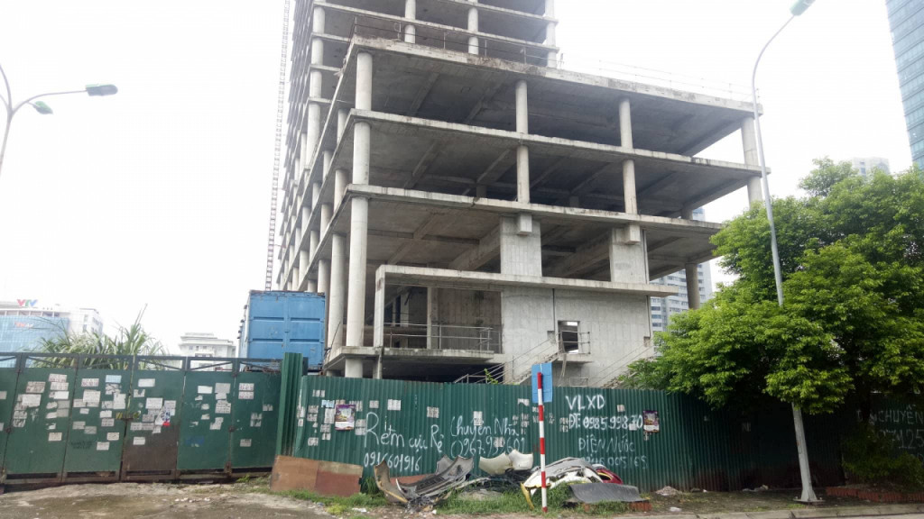 Được khởi công từ năm 2011 và dự kiến hoàn thành sau 3 năm, nhưng đến tháng 8/2018, dự án Vicem Tower trên trục đường vành đai 3 Phạm Hùng, cạnh tòa nhà Keangnam thuộc lô đất 10E6 Khu đô thị mới Cầu Giấy (Hà Nội), mới chỉ xong phần xây thô. Ảnh: SKCĐ.