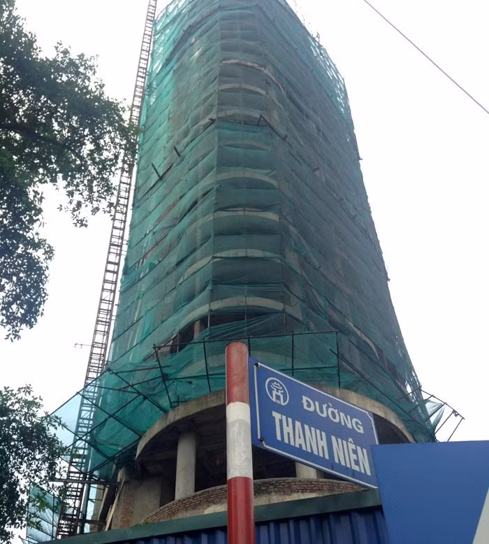 Nguồn tin trên Vietnamnet cho biết, tòa nhà 16 tầng nằm ngay tại vị trí "đất vàng" của quận Tây Hồ (ngã tư Yên Phụ - Thanh Niên) bị bỏ hoang gần thập kỷ nay giữa nắng mưa. Ảnh: Vietnamnet.