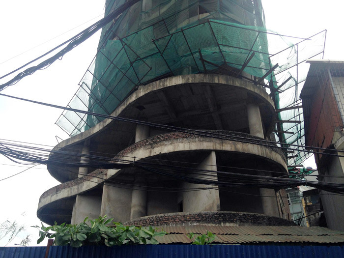 Không rõ gì lý do gì mà tòa nhà bị bỏ hoang gần chục năm khiến nhiều hạng mục xuống cấp. Ảnh: Vietnamnet.