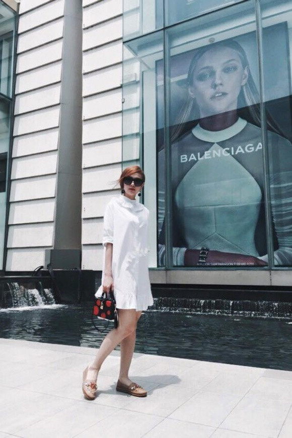 Ngoài ra, Minh Hằng còn sở hữu chiếc túi nhỏ đến từ thương hiệu Dolce &amp; Gabbana