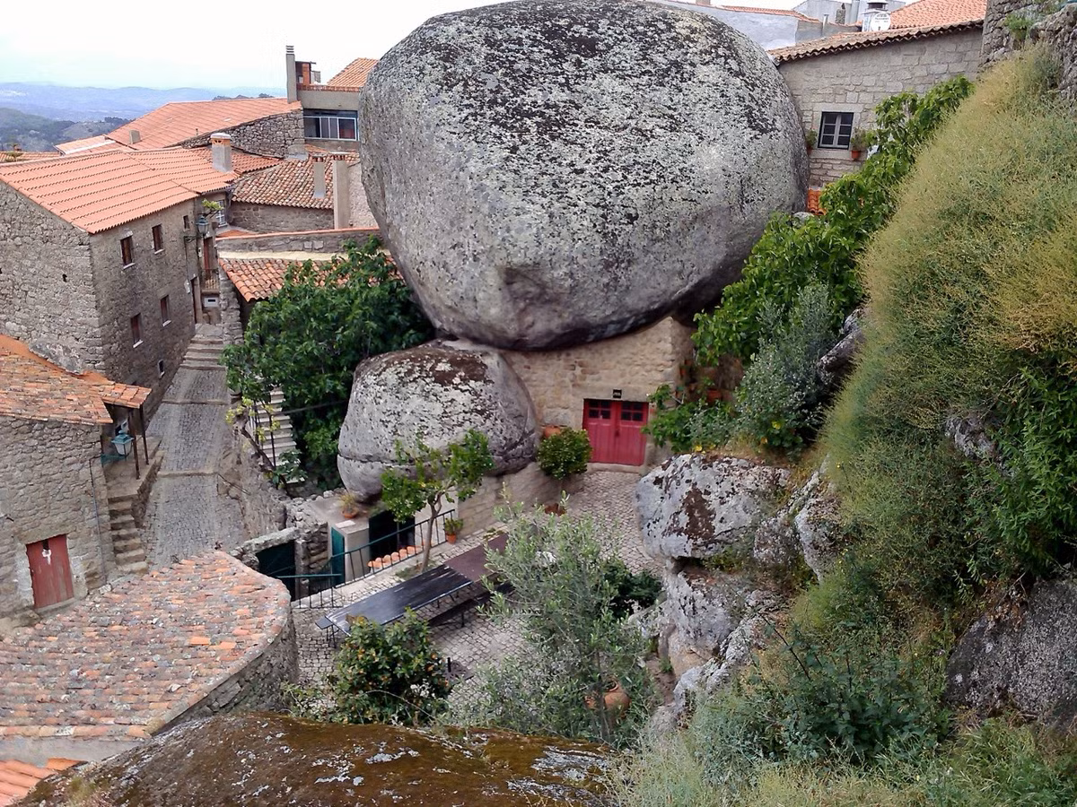 Một số ngôi nhà được đục đẽo nằm trọn trong tảng đá nặng tới 200 tấn. Ảnh: Scottandmartadent.