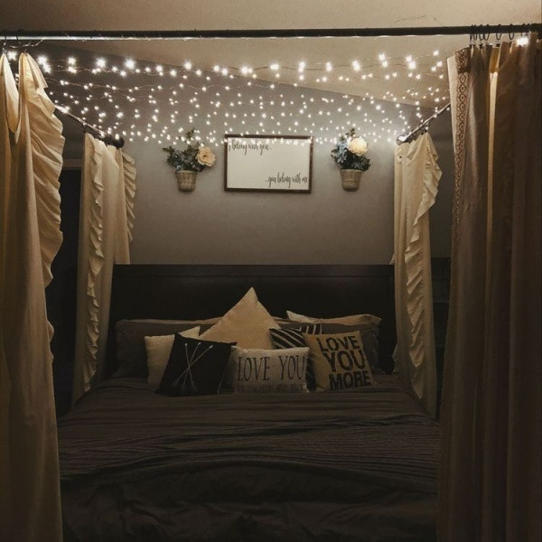 Giăng đèn led phía trên cách giường không quá đầu người cũng là cách tạo điểm nhấn đầy ấn tượng cho căn phòng ngủ được trang trí với sắc màu trầm.