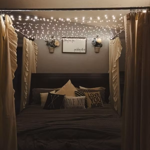 Giăng đèn led phía trên cách giường không quá đầu người cũng là cách tạo điểm nhấn đầy ấn tượng cho căn phòng ngủ được trang trí với sắc màu trầm.