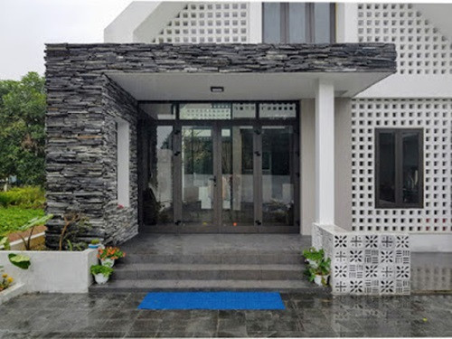 Mặt tiền nhà độc đáo với mẫu gạch ốp tường mang phong cách đương đại. Ảnh: Taicera