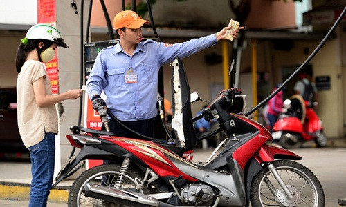 Giá xăng E5 RON92 tăng 500 đồng/lít từ 15h ngày 23/5/2018. Ảnh: Zing.