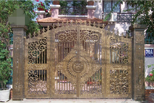 Mẫu cổng sắt đúc phù hợp với biệt thự phong cách châu Âu. Ảnh: Santino.