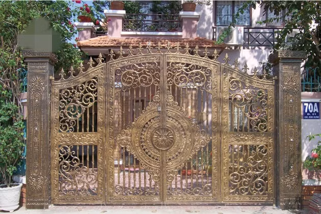 Mẫu cổng sắt đúc phù hợp với biệt thự phong cách châu Âu. Ảnh: Santino.