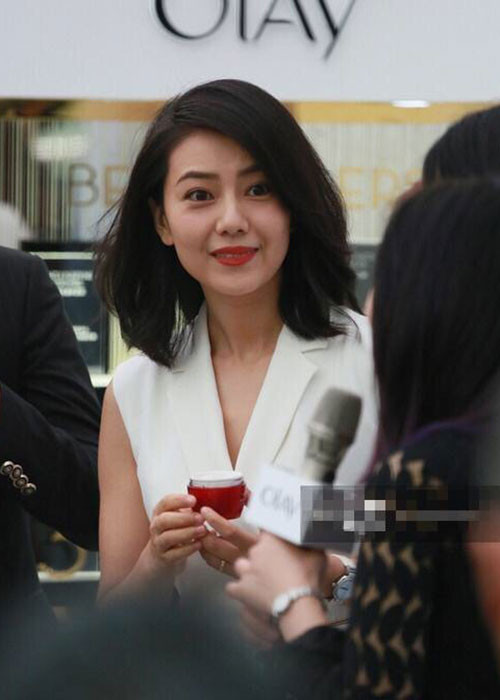 Cao Viên Viên sở hữu ngoại hình xinh đẹp, tuy nhiên làn da đã không còn mịn màng do vấn đề tuổi tác.