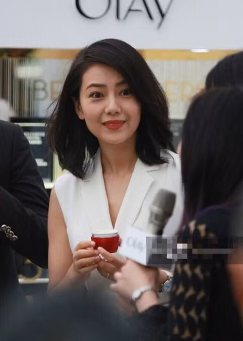 Cao Viên Viên sở hữu ngoại hình xinh đẹp, tuy nhiên làn da đã không còn mịn màng do vấn đề tuổi tác.