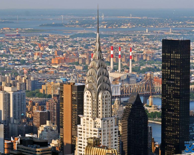 Tòa nhà Chrysler Building (New York) là một cao ốc chọc trời ở phía đông nam Manhattan. Điểm nhấn của tòa nhà là những góc cạnh được thể hiện mềm mại, không có sự trùng lặp. Ảnh: Printest.