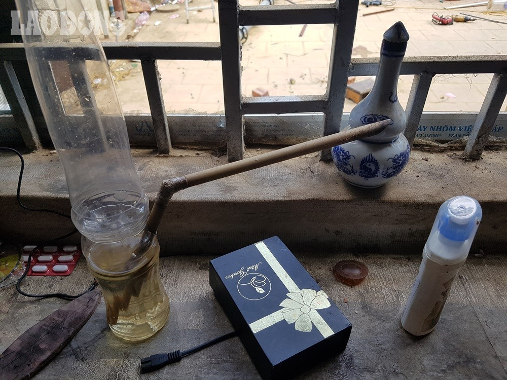 Căn nhà này được Thuận thuê lại của một người Mông ở bản Tà Dê. Căn nhà lợp mái tôn màu xanh, có tường bao bằng gạch xung quanh, ước tính toàn bộ khu vực rộng khoảng 500m.