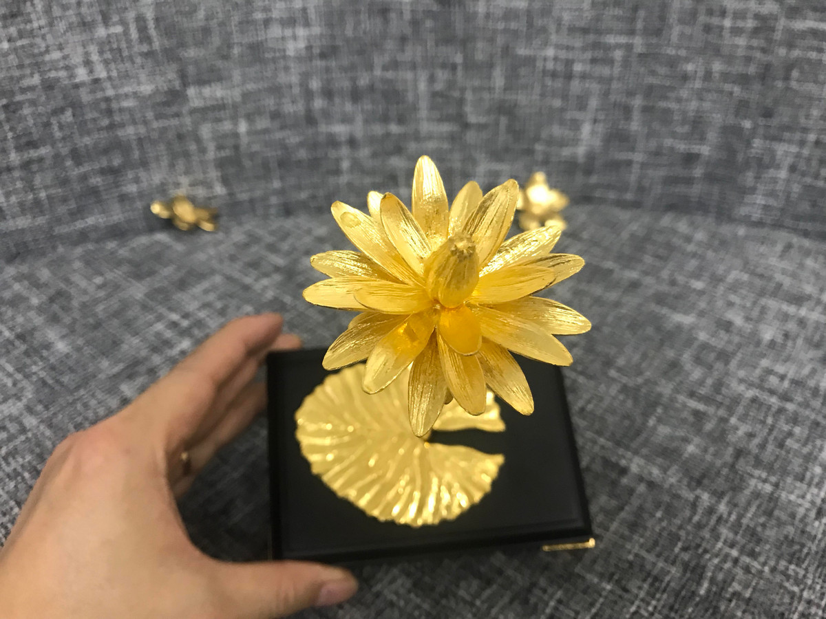 Để đúc được bông hoa súng này, các thợ lành nghề phải trải qua nhiều công đoạn khác nhau, từ thiết kế 3D, tạo mẫu sáp, cân chỉnh tỷ lệ, kích thước cho phù hợp với trọng lượng vàng.