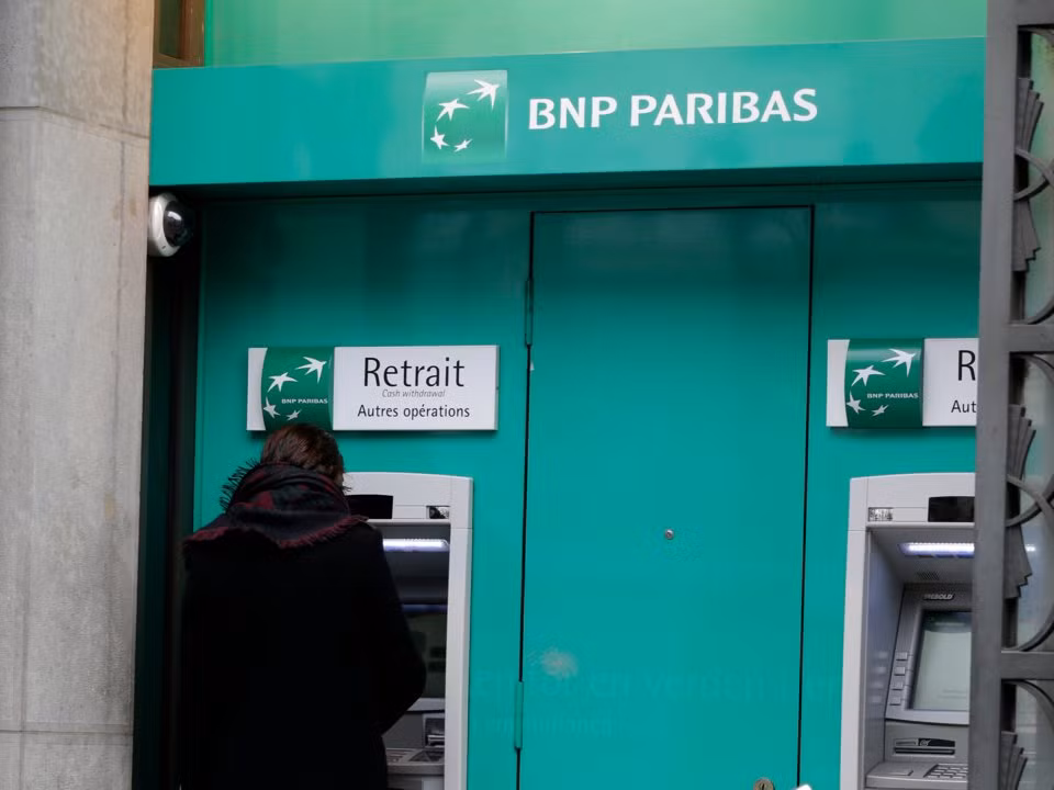 BNP Paribas (2.360 tỷ USD) là một ngân hàng và công ty dịch vụ tài chính Pháp có trụ sở ở Paris và trụ sở toàn cầu ở London.