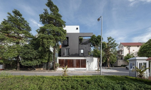 Tọa lạc tại quận Cầu Giấy (Hà Nội), biệt thự 4 tầng được thiết kế dành cho gia đình 4 người, gồm 2 bố mẹ và 2 người con trai trường thành.