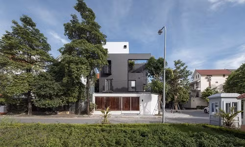 Tọa lạc tại quận Cầu Giấy (Hà Nội), biệt thự 4 tầng được thiết kế dành cho gia đình 4 người, gồm 2 bố mẹ và 2 người con trai trường thành.