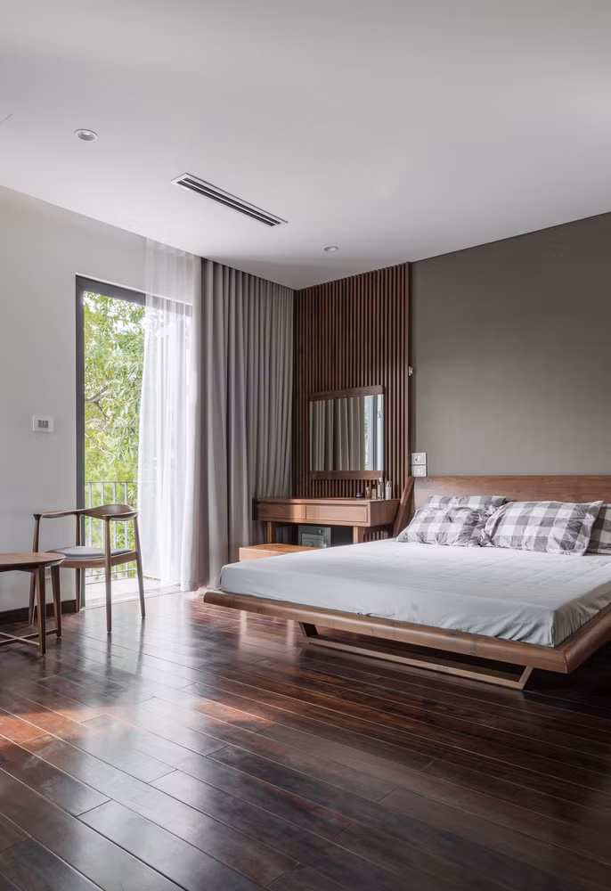 Nội thất gỗ được sử dụng ở hầu khắp các phòng trong biệt thự.